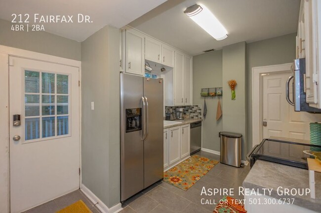 Building Photo - 4 bedroom adorable Hillcrest Home