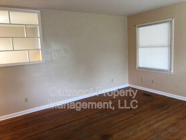 Building Photo - 4047 Village Dr