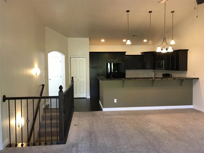 Building Photo - 331 Cliff View Dr