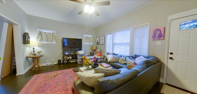 Foto del edificio - Updated Kitchen + Fenced-in Yard + Pet Fri...