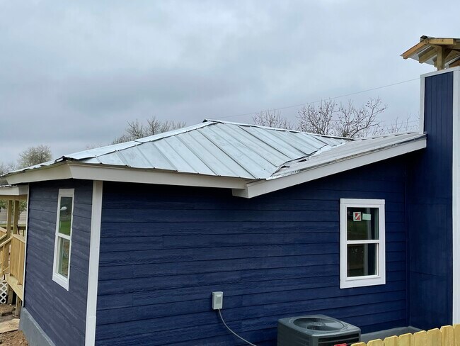 Metal roof - 1451 Janet Gale St