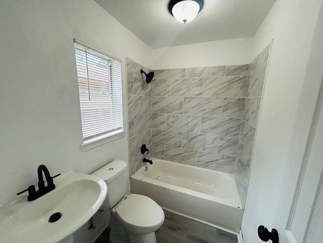 Building Photo - Newly Renovated Beautiful Home Close to So...