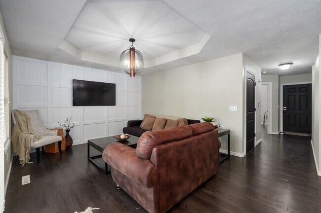 Building Photo - Pre-Leasing this Fully Furnished Brick Fro...