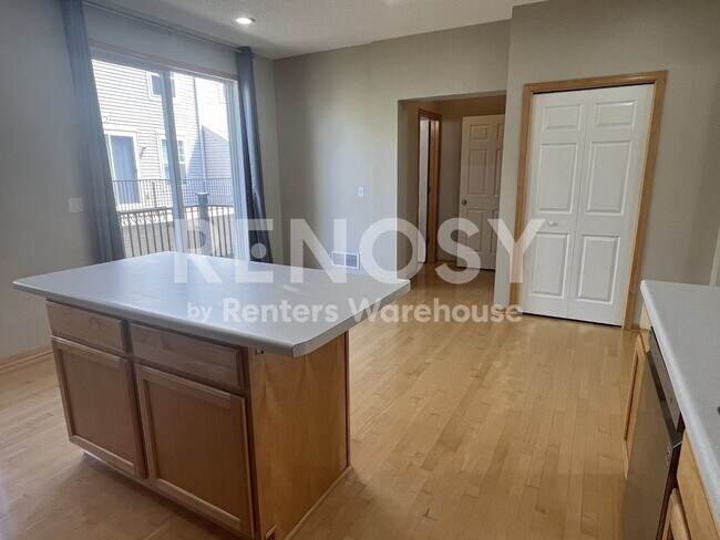 Foto del edificio - Available Now 3 Bedroom 1 Bath 1 Powder Room Townhome in Eden Prairie