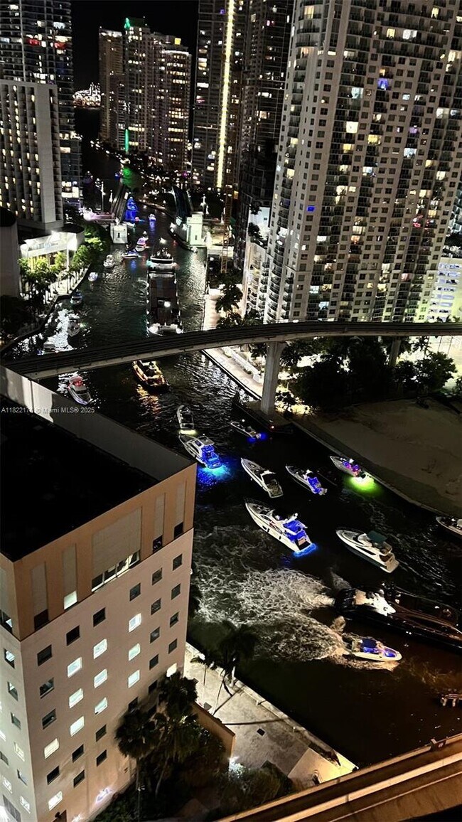Foto del edificio - 350 S Miami Ave