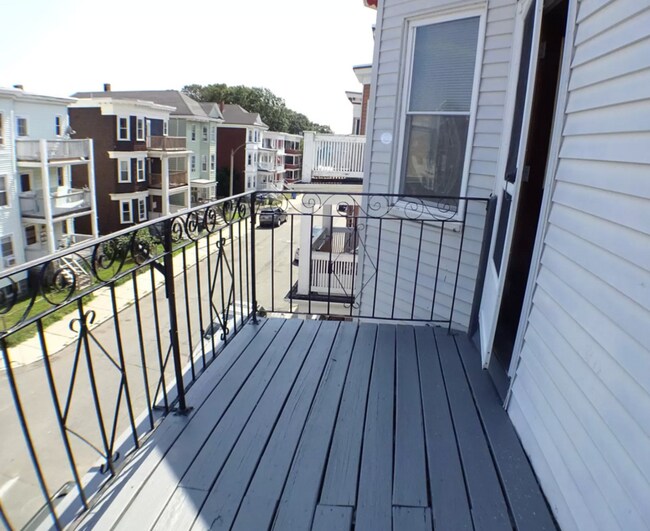 Building Photo - 102 Saxton St