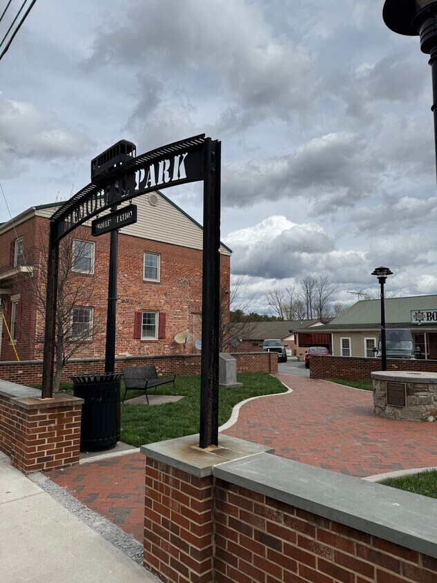 Foto principal - Newly Renovated 2BR in Downtown Myersville!