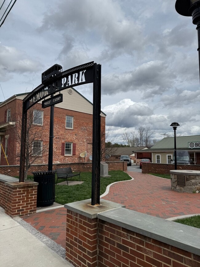 Building Photo - 309 Main St