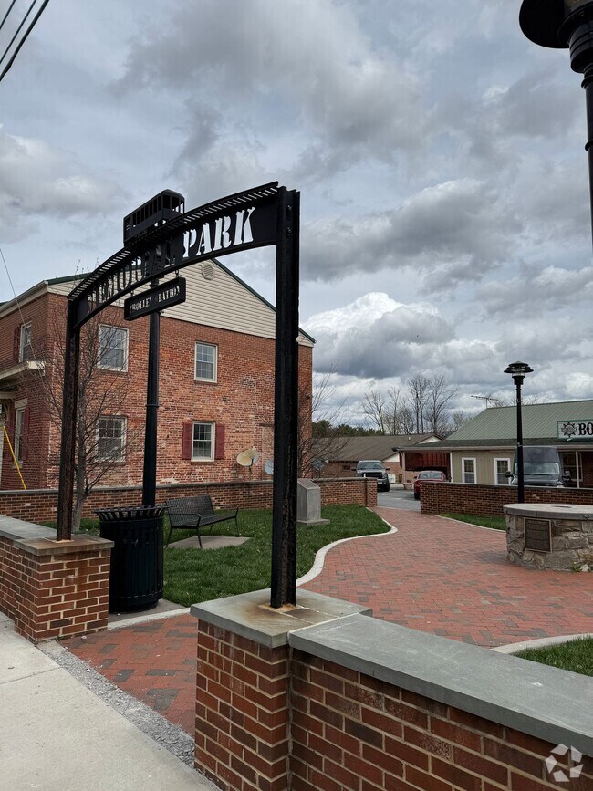 Building Photo - 309 Main St