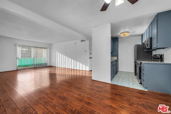 Building Photo - 5460 White Oak Ave