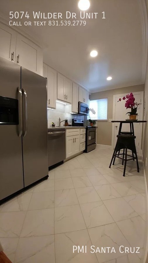 Foto del edificio - Stylishly Remodeled Unit with fenced-in ya...