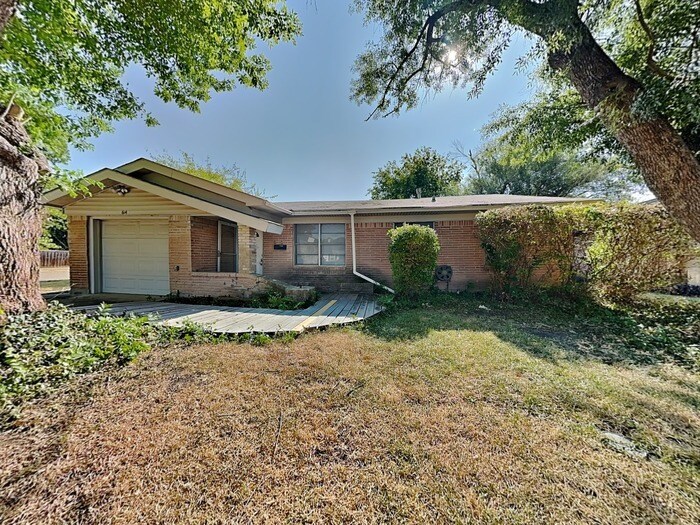 Primary Photo - Fantastic Corner Lot Home!!