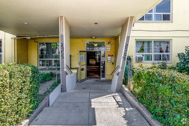 Entrance - 2355 Lake Shore Blvd W