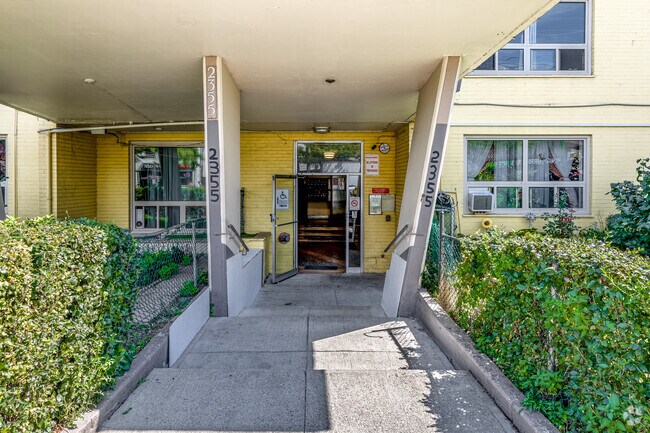 Entrée - 2355 Lake Shore Blvd W