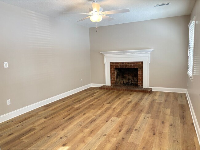 Building Photo - 3 Bedroom, 2 Bathroom House in Burlington!