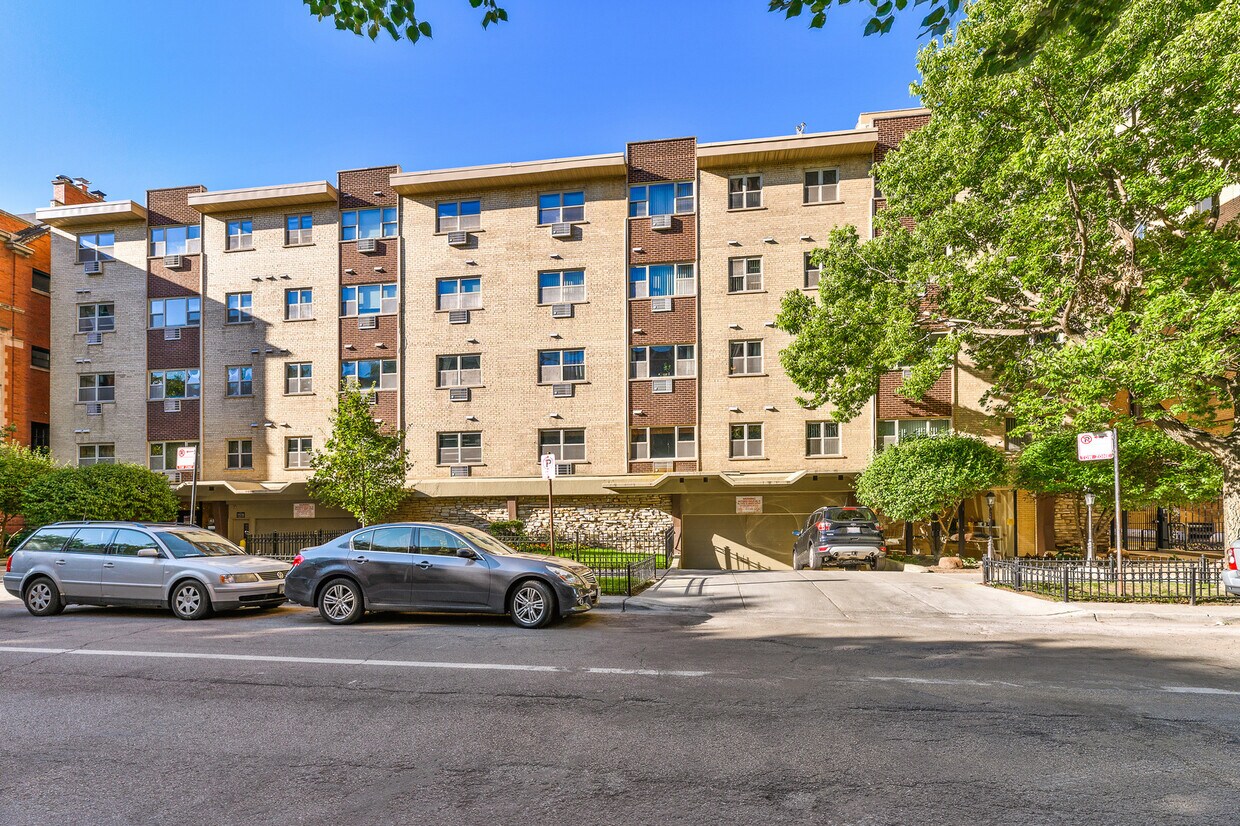 Primary Photo - 420 W Aldine Ave