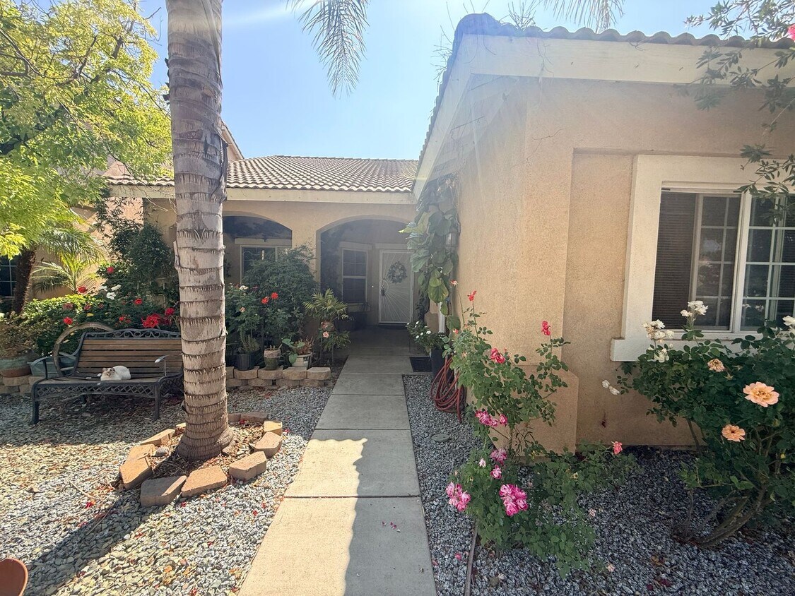 Foto del edificio - Spacious 5 bedroom home is now available for rent