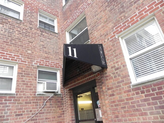 Foto del edificio - 11 Schenck Ave