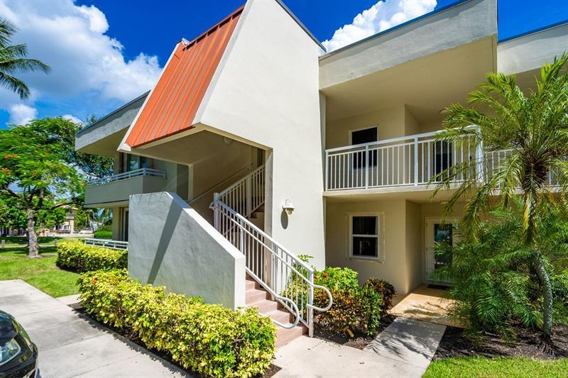 Foto principal - 3175 NE 48th Ct