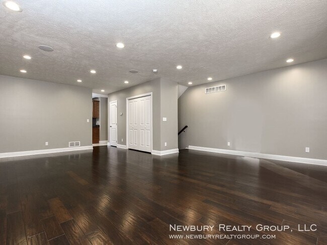 Building Photo - Banksville Place Townhomes
