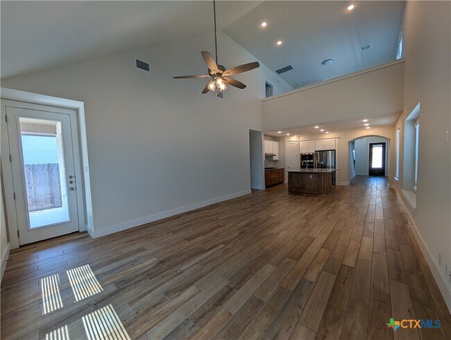 Building Photo - 1052 Easy Gruene