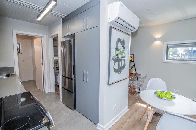 Foto del edificio - 1666 W Pratt Blvd