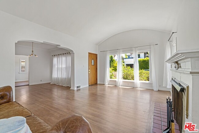 Building Photo - 337 N La Jolla Ave