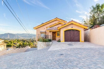 Building Photo - 711 Mission Dr