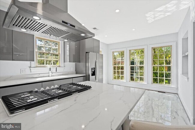 Foto del edificio - 1626 Foxhall Rd NW