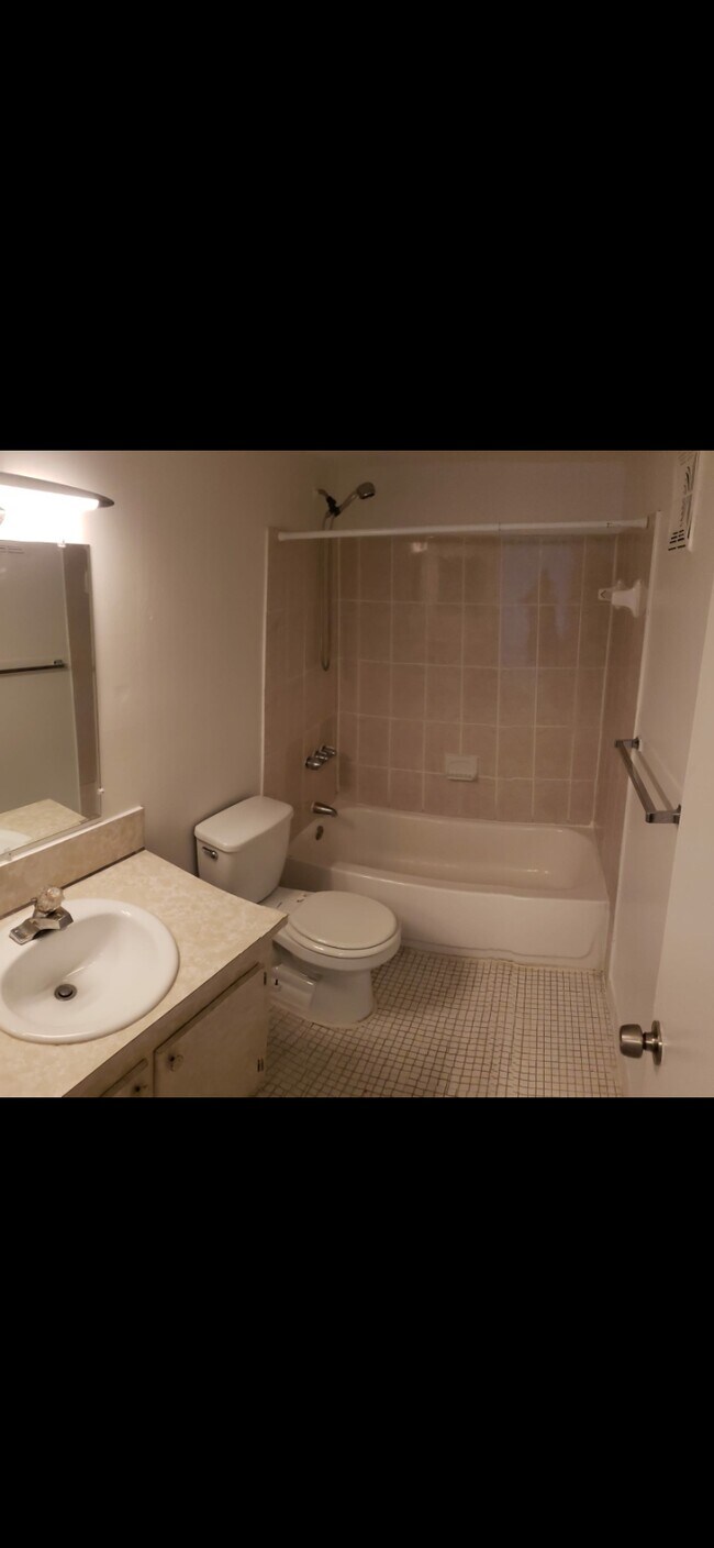 Building Photo - 3181 W Hallandale Beach Blvd