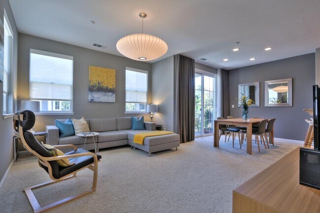 Building Photo - 467 Bedford Loop