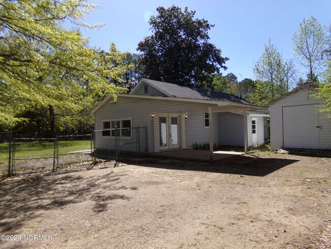 Building Photo - 905 Sunset Dr
