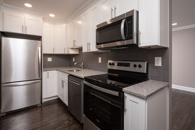 Foto del interior - Regency Manor: In-Unit Washer & Dryer, Col...
