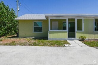 Building Photo - 8839 SE Hobe Ridge Ave