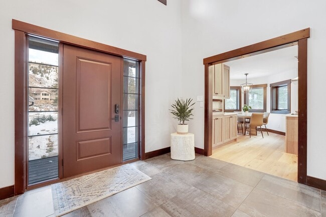 Building Photo - Luxury 3 bedoom/2.5 bathroom Home w/ Hot Tub