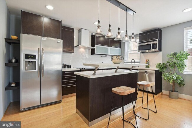 Building Photo - Beautiful 2 level condo with HUGE private ...
