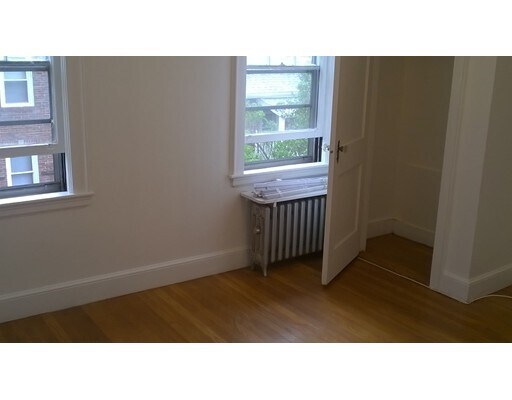 Foto del edificio - 152 Chestnut Hill Ave