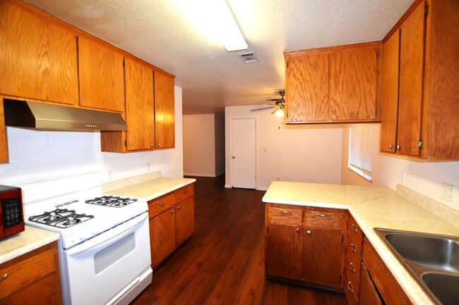 Building Photo - Charming 3 Bedroom 2 Bath House Court Loca...