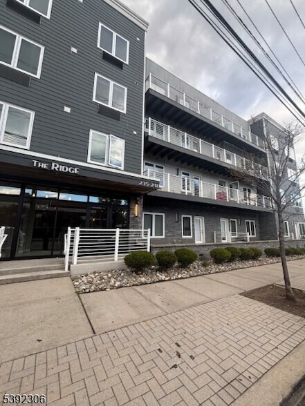 Foto principal - 241 Ridge Rd