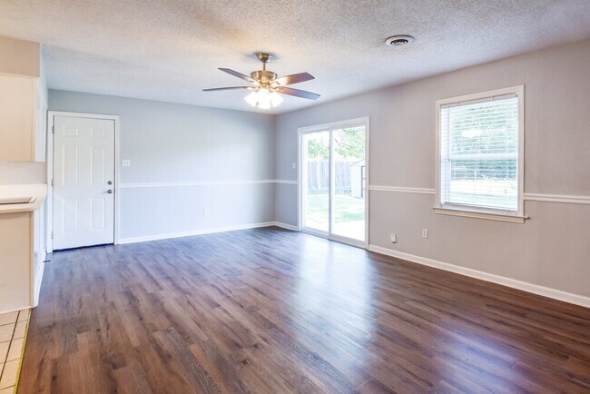 Building Photo - 5691 Briarwood Dr