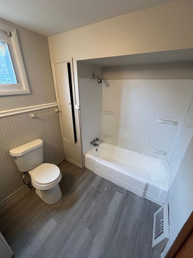 Foto del edificio - Section 8 Accepted! Spacious Newly Renovat...