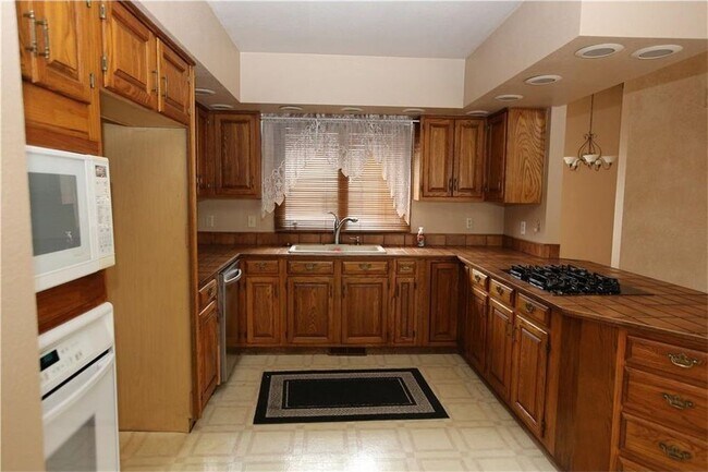 Foto del edificio - Massive 4 Bedroom 3 bath home