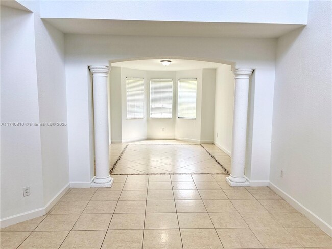Foto del edificio - 10514 Galleria St