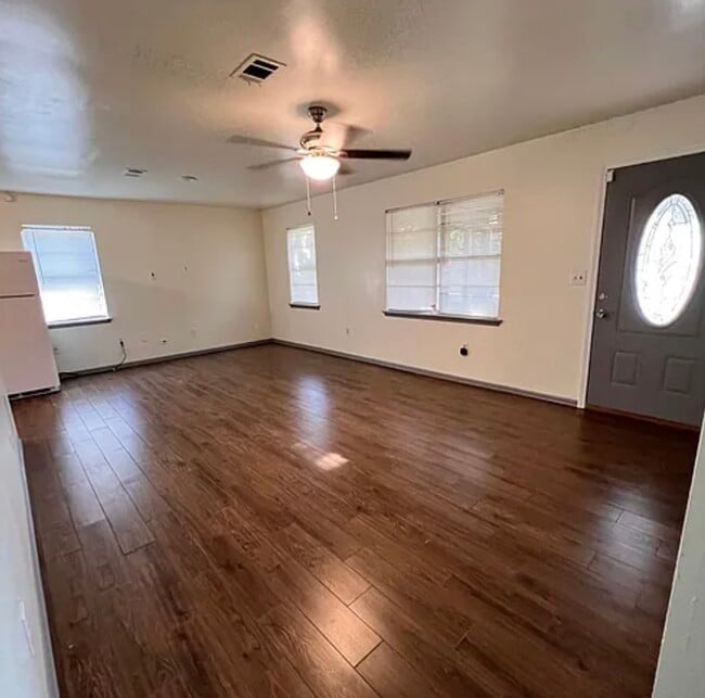 Foto del edificio - 88 Means Ave