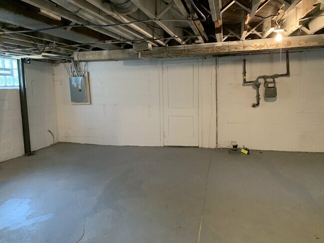 Building Photo - 1658 Tuxworth Ave