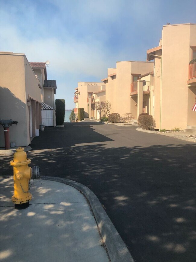 Foto del edificio - Fully Furnished Lakefront Condo!! 6 Month Lease Available!