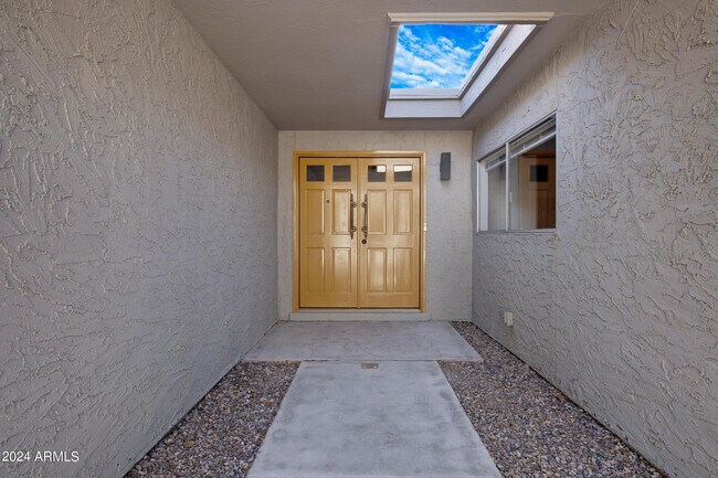 Building Photo - 2514 N 60th Pl