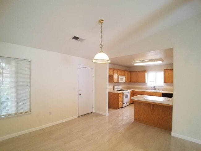 Building Photo - 2815 Flint Hills Dr