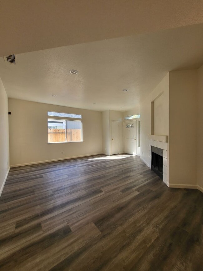 Building Photo - Great Location! 3BD and 2BA