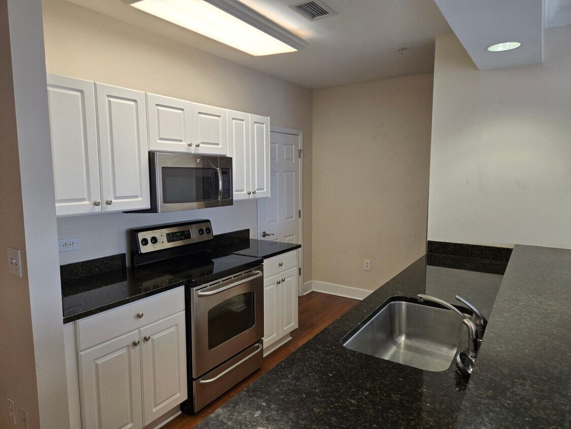 Foto principal - 2 bedroom 2 bathroom Luxury Condo